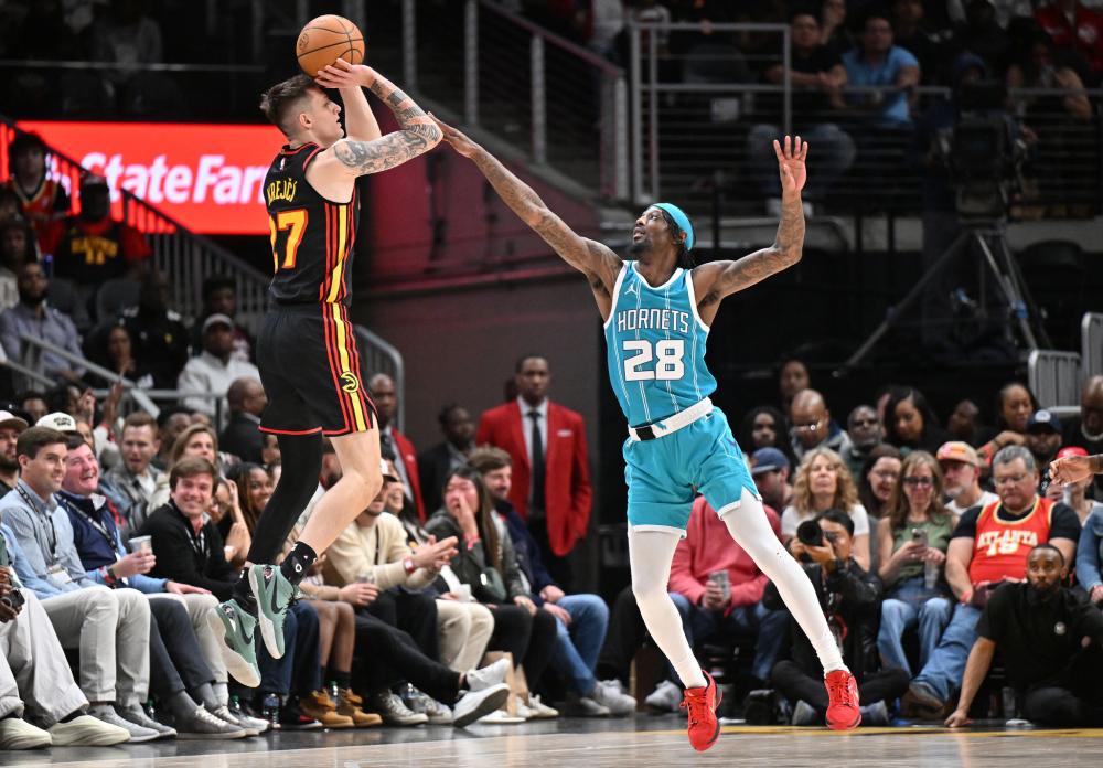 她不仅关注 她不仅关注